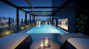 Chic High Rise 2-Bed with Incredible Skyline Views